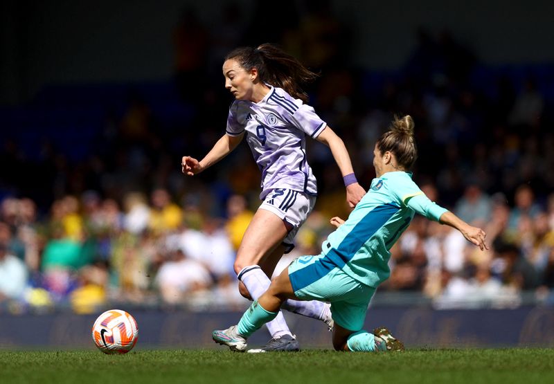 &copy; Reuters. FOTO DE ARCHIVO. Fútbol - Amistoso Internacional Femenino - Australia vs Escocia - Cherry Red Records Stadium, Londres, Reino Unido - 7 de abril de 2023 - Caroline Weir de Escocia disputa el balón con Katrina Gorry de Australia. Action Images vía Reute