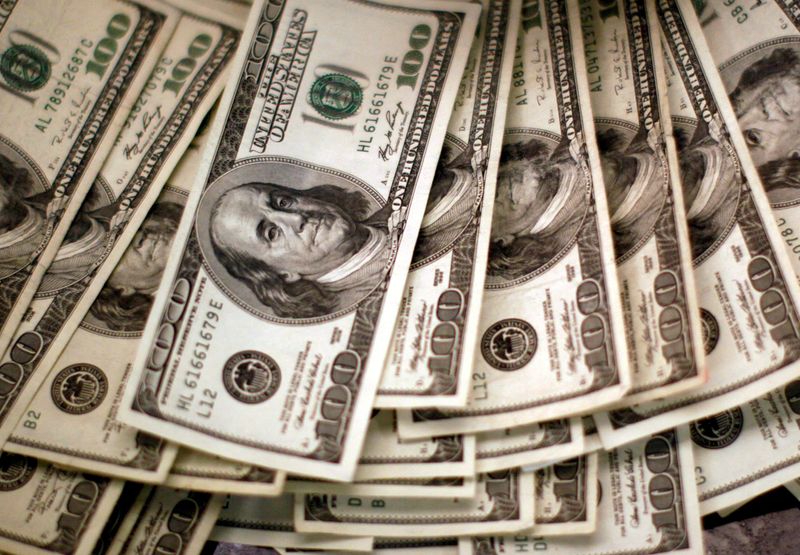 &copy; Reuters. Diverse banconote da 100 dollari statunitensi presso una banca a Westminster, Colorado.  REUTERS/Rick Wilking