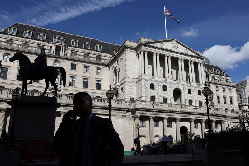 &copy; Reuters. A pedestrian walks past the Bank of England in the City of London, Britain, September 25, 2023. REUTERS/Hollie Adams