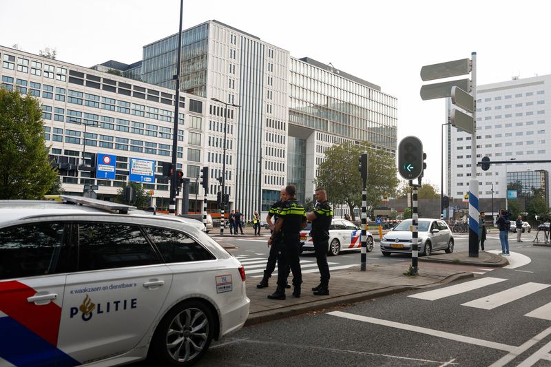 &copy; Reuters. Des policiers sécurisent la zone après l'arrestation d'un suspect par la police néerlandaise à la suite d'une fusillade à Rotterdam. /Photo prise le 28 septembre 2023/REUTERS/Piroschka van de Wouw