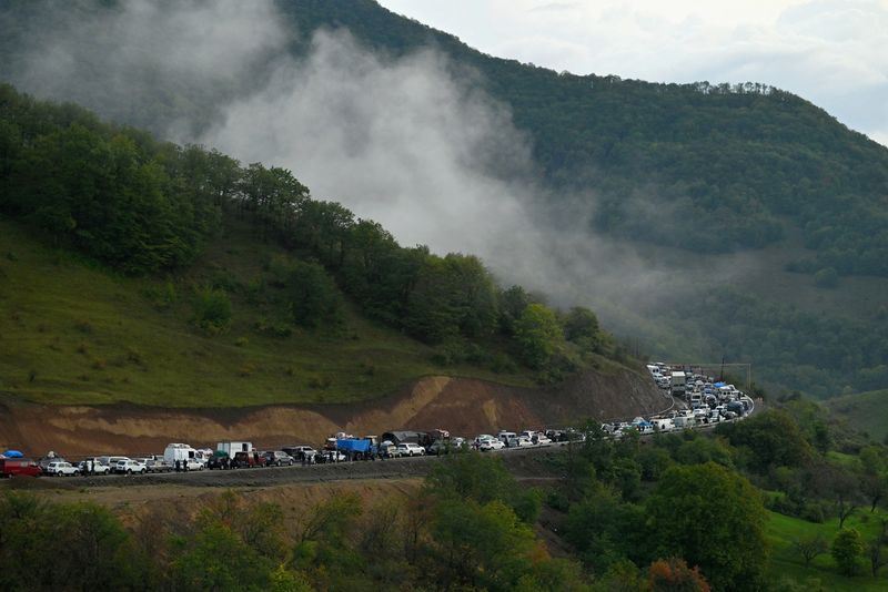 © Reuters. Vehicles carrying refugees from Nagorno-Karabakh, a region inhabited by ethnic Armenians, queue on the road leading towards the Armenian border, in Nagorno-Karabakh, September 25, 2023. REUTERS/David Ghahramanyan  