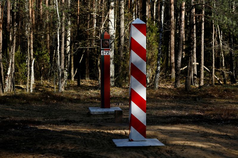 © Reuters. FILE PHOTO: Border signs are pictured at the Polish-Belarusian border near Stanowisko village, Poland March 24, 2017. Picture taken on March 24, 2017. REUTERS/Kacper Pempel/File Photo