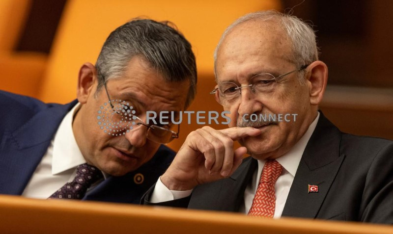 &copy; Reuters. O líder do Partido Popular Republicano (CHP), Kemal Kilicdaroglu, participa de uma cerimônia de posse acompanhado por Ozgur Ozel no Parlamento turco, em Ancara
02/06/2023
REUTERS/Umit Bektas