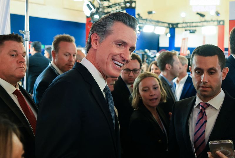 &copy; Reuters. California Governor Gavin Newsom talks with reporters in the debate "spin room" after the second Republican candidates' debate of the 2024 U.S. presidential campaign at the Ronald Reagan Presidential Library in Simi Valley, California, U.S. September 27, 