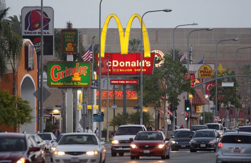 © Reuters. FILE PHOTO: Cars drive past the signs of restaurants along a busy street in Los Angeles, California, May 11, 2012. REUTERS/David McNew/File Photo