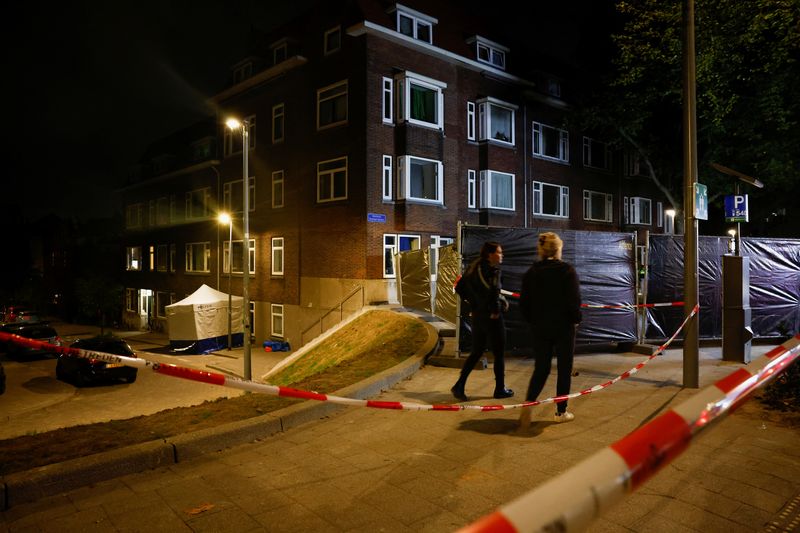 © Reuters. منظر عام لمنزل ضحية إطلاق النار في روتردام بهولندا يوم الثلاثاء. تصوير: بيروشكا فان دي فاو - رويترز.

