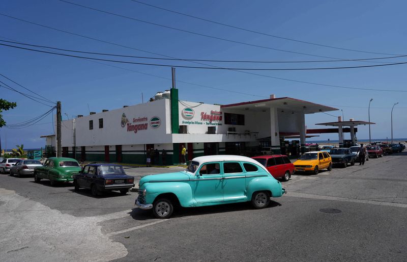 &copy; Reuters. Pessoas aguardam volta da eletricidade para abastecer seus carros em posto de combustível de Havana
11/08/2022
REUTERS/Alexandre Meneghini