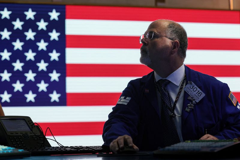 &copy; Reuters. متعامل خلال التداول بورصة نيويورك الأمريكية يوم 11 سبتمبر أيلول 2023. تصوير: برندان مكدرميد - رويترز.