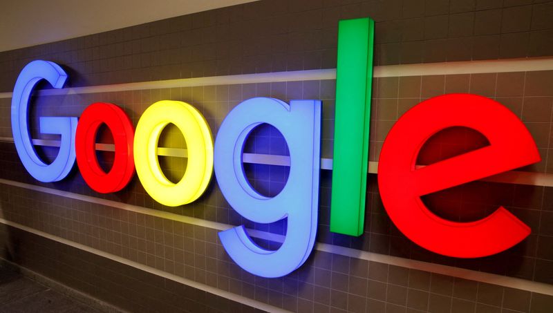 © Reuters. FILE PHOTO: An illuminated Google logo is seen inside an office building in Zurich, Switzerland December 5, 2018.    REUTERS/Arnd Wiegmann/File Photo