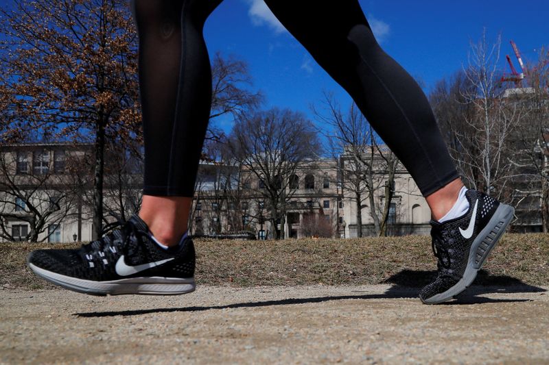 &copy; Reuters. Foto de archivo de una corredora con un par de zapatillas Nike en Cambridge, Massachusetts
 Mar 18, 2019.   REUTERS/Brian Snyder

