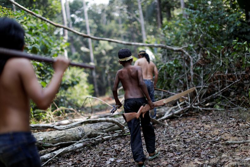 &copy; Reuters. Indígenas do povo mura caminham em área indígena não demarcada no Amazonas
20/08/2019
REUTERS/Ueslei Marcelino