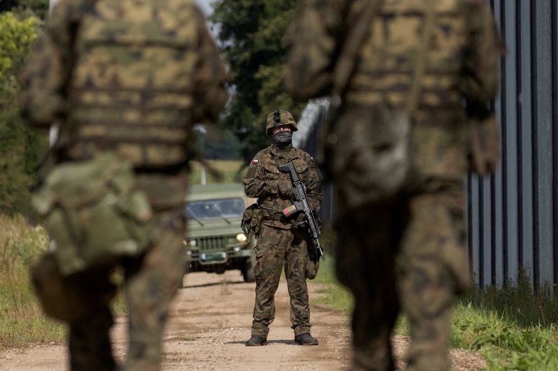 &copy; Reuters. Soldado polonês se posiciona na fronteira polaco-bielorrussa em Usnarz Gorny, Polônia
30/08/2023
REUTERS/Kuba Stezycki