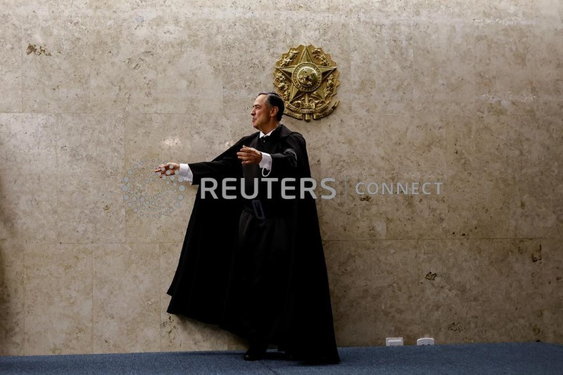 &copy; Reuters. l nuevo presidente del Tribunal Supremo, Roberto Barroso, gesticula tras una ceremonia en la que prestó juramento para el cargo, en Brasilia, Brasil 28 de septiembre 2023. REUTERS/Ueslei Marcelino