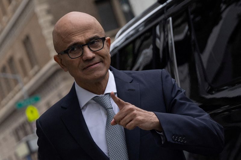 © Reuters. FILE PHOTO: Chief Executive Officer of Microsoft Corporation Satya Nadella arrives to testify at the northern district of California during a trial as U.S. Federal Trade Commission seeks to stop Microsoft deal to buy Activision Blizzard, in Downtown San Francisco, California, U.S. June 28, 2023. REUTERS/Carlos Barria/File Photo