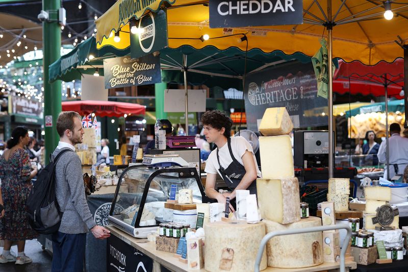 &copy; Reuters. FILE PHOTO: People shop at Borough Market in London, Britain July 19, 2023. REUTERS/Anna Gordon/File Photo