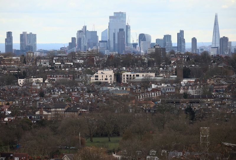 &copy; Reuters. FILE PHOTO: Rows of houses lie in front of the City of London skyline in London, Britain, March 19, 2023. REUTERS/Henry Nicholls/File Photo