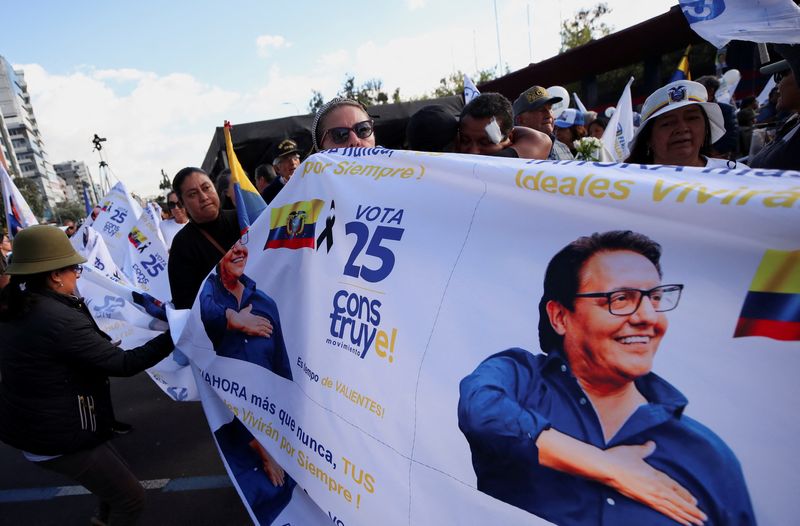 &copy; Reuters. Simpatizantes sostienen una pancarta con la foto del candidato presidencial asesinado Fernando Villavicencio el día del mitin de cierre de campaña del candidato presidencial ecuatoriano Christian Zurita, que sustituye a Villavicencio, en Quito, Ecuador,