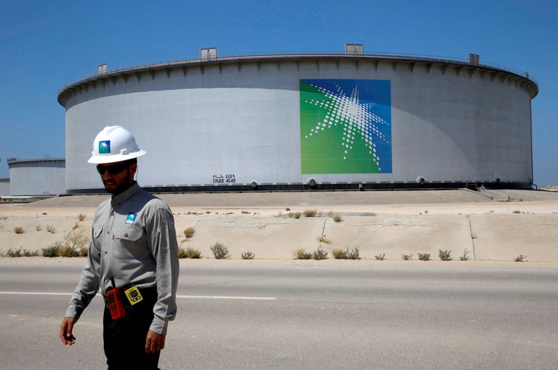 &copy; Reuters. FILE PHOTO: An Aramco employee walks near an oil tank at Saudi Aramco's Ras Tanura oil refinery and oil terminal in Saudi Arabia May 21, 2018. REUTERS/Ahmed Jadallah/File Photo