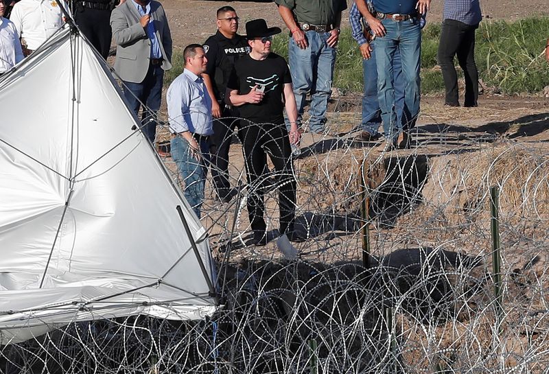 © Reuters. Elon Musk, Chief Executive Officer of SpaceX and Tesla and owner of X, views the Rio Grande river during a visit to Eagle Pass, Texas, U.S., as migrants continue crossing into the U.S. to seek asylum, as seen from Piedras Negras, Mexico September 28, 2023. REUTERS/Daniel Becerril