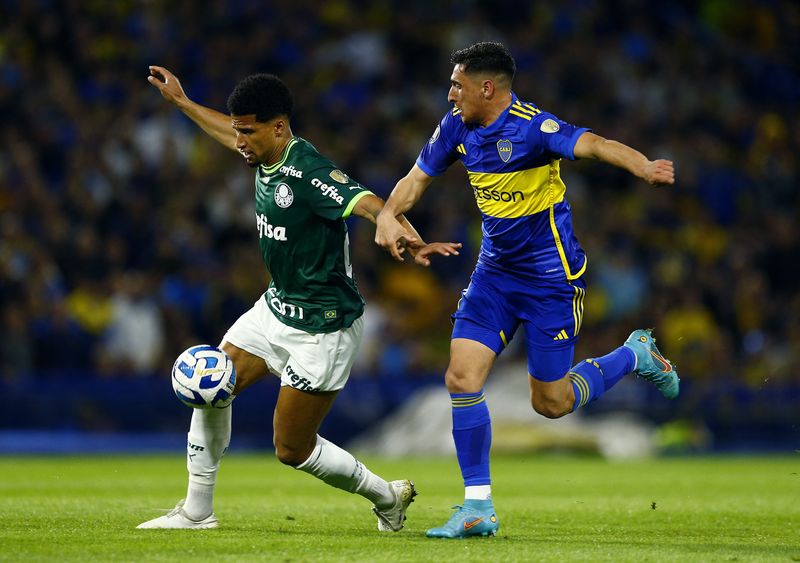 &copy; Reuters. Fútbol - Copa Libertadores - Semifinal - Partido de ida - Boca Juniors vs Palmeiras - Estadio La Bombonera, Buenos Aires, Argentina - 28 de septiembre de 2023 - Murilo Cerqueira de Palmeiras disputa el balón con Ezequiel Fernández de Boca Juniors. REUT