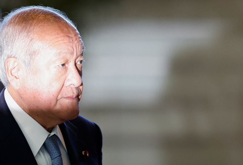 © Reuters. Japan's Finance Minister Shunichi Suzuki walks on the day of the cabinet reshuffle at the Prime Minister's office in Tokyo, Japan September 13, 2023. REUTERS/Issei Kato/File photo