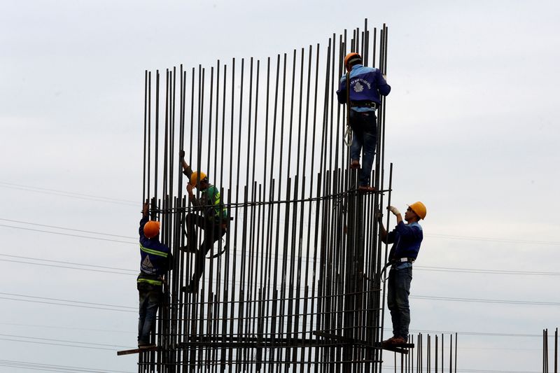© Reuters. FILE PHOTO: Workers are seen at a construction site in Hanoi, Vietnam May 25, 2017. REUTERS/Kham/File Photo