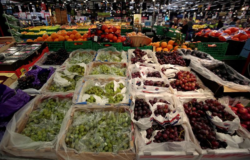&copy; Reuters. FILE PHOTO: The fruit section is seen at a Carrefour hypermarket in Nice, France, April 6, 2016. REUTERS/Eric Gaillard/File Photo