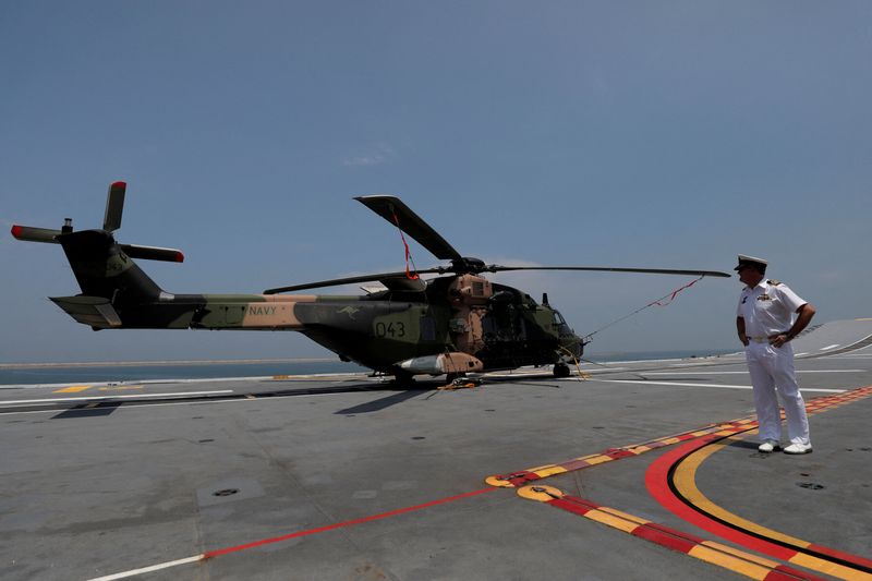 &copy; Reuters. Un elicottero Taipan australiano attterra nel porto di Colombo, in Sri Lanka. REUTERS/Dinuka Liyanawatte