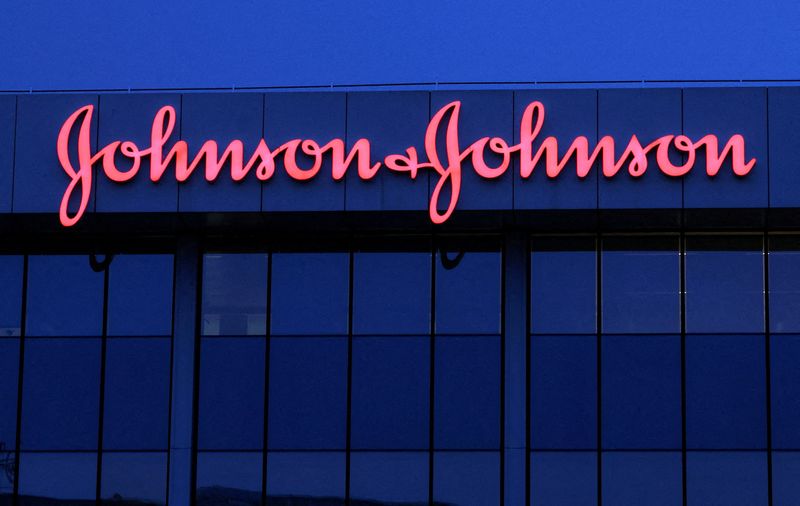&copy; Reuters. FILE PHOTO:The logo of Johnson & Johnson is seen on a Brussels' office of the company in Diegem, Belgium September 21, 2023.  REUTERS/Yves Herman/File Photo