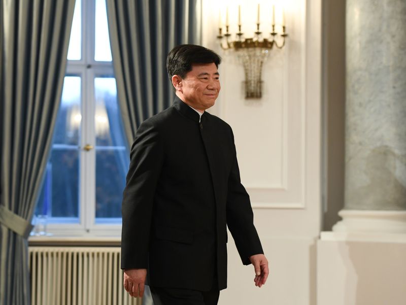 &copy; Reuters. FOTO DE ARCHIVO: Wu Ken, embajador de China en Alemania, asiste a la ceremonia de bienvenida del cuerpo diplomático en el Palacio de Bellevue en Berlín, Alemania, 13 de enero de 2020.  REUTERS/Annegret Hilse/Foto de archivo