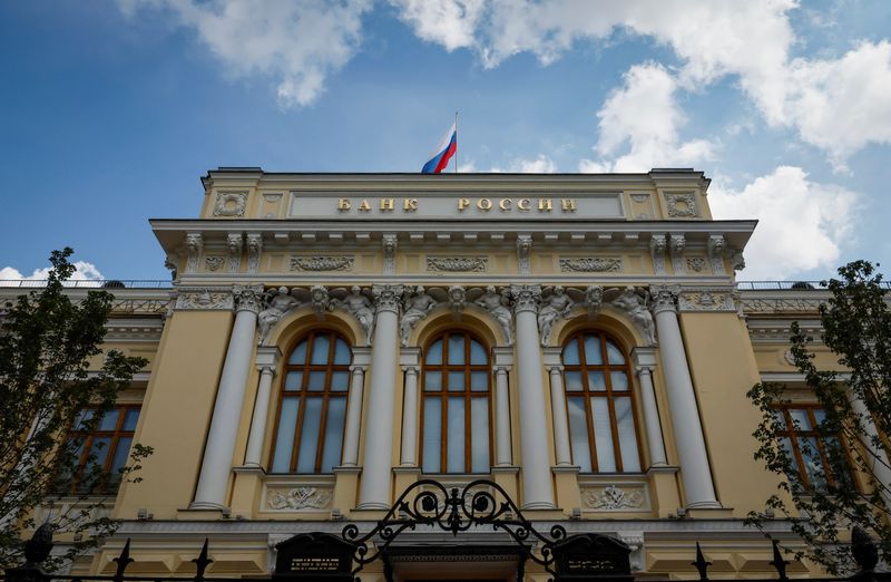 &copy; Reuters. FILE PHOTO: A Russian state flag flies over the Central Bank headquarters in Moscow, Russia, August 15, 2023. A sign reads: "Bank of Russia". REUTERS/Shamil Zhumatov/File Photo