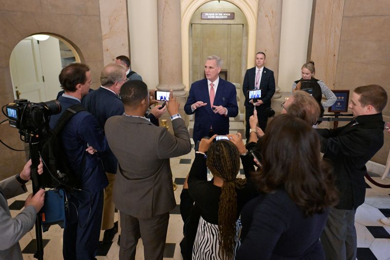 &copy; Reuters. U.S. House Speaker Kevin McCarthy (R-CA) speaks with reporters as the deadline to avert a partial government shutdown approaches on Capitol Hill in Washington, U.S., September 28, 2023. REUTERS/Craig Hudson/ File Photo