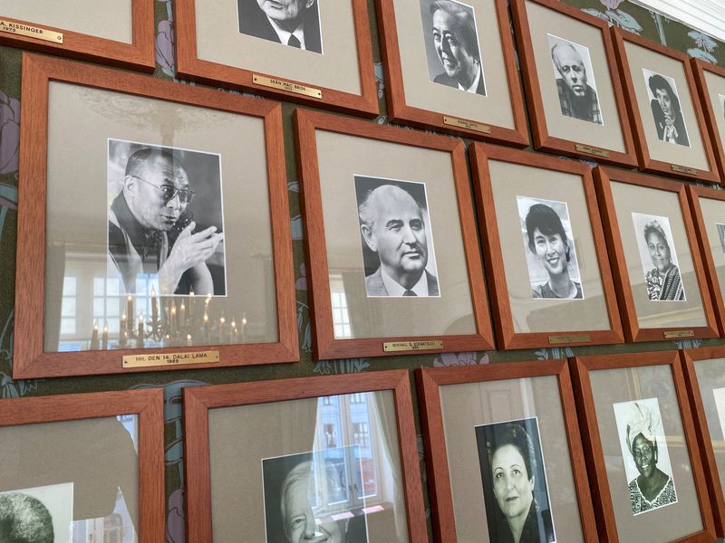 &copy; Reuters. صور لبعض الحاصلين على جائزة نوبل داخل معهد نوبل النرويجي في أوسلو بصورة من أرشيف رويترز.