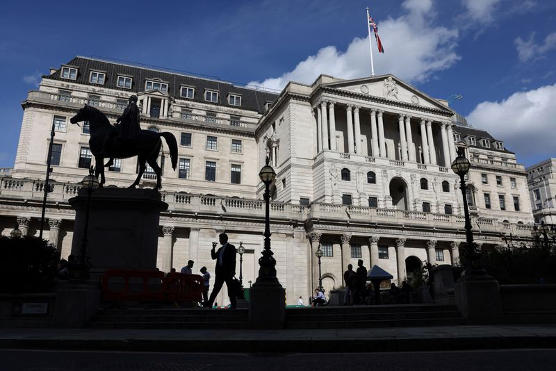 &copy; Reuters. A pedestrian walks past the Bank of England in the City of London, Britain, September 25, 2023. REUTERS/Hollie Adams