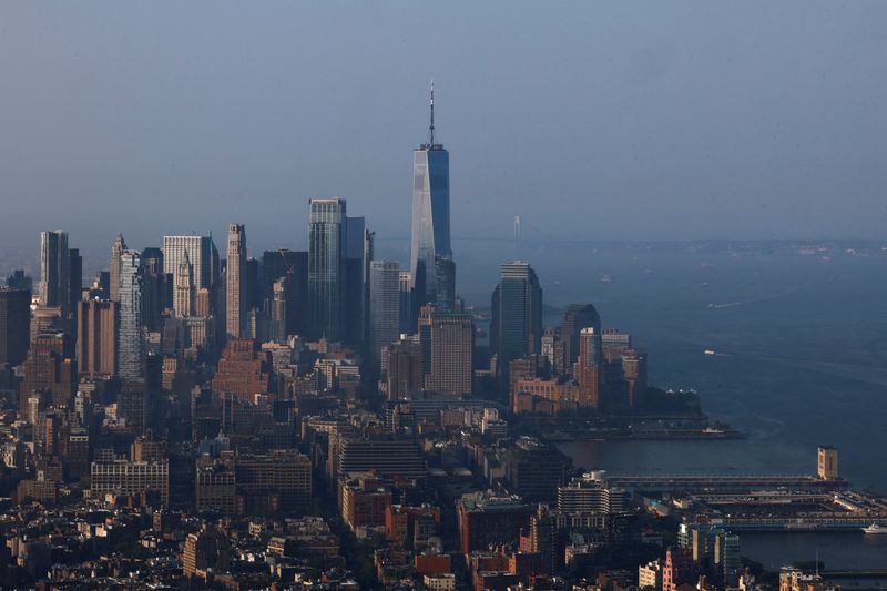 © Reuters. The One World Trade Center building stands amid the Manhattan skyline in New York City, U.S., July 26, 2023. REUTERS/Amr Alfiky