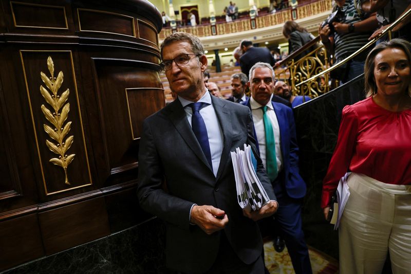 &copy; Reuters. FOTO DE ARCHIVO: El líder de la oposición española del Partido Popular, Alberto Núñez Feijóo, se marcha tras no obtener los votos suficientes, el día del debate de investidura en el parlamento, en Madrid, España, 27 de septiembre de 2023. REUTERS/