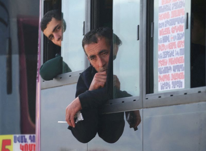 &copy; Reuters. Refugiados de la región de Nagorno Karabaj en un autobús a su llegada al pueblo fronterizo de Kornidzor, Armenia. 29 de septiembre de 2023. REUTERS/Irakli Gedenidze