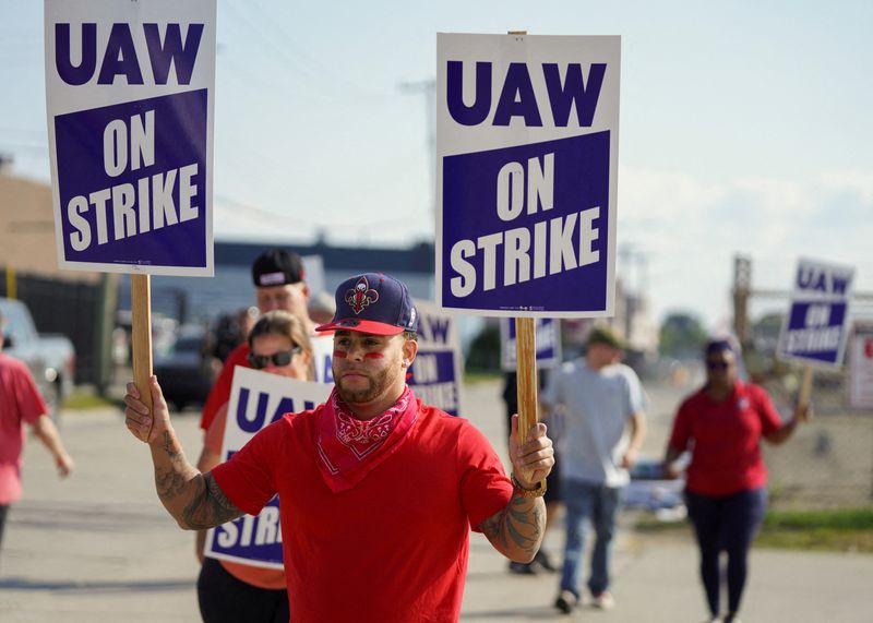 &copy; Reuters. Picchetto dei lavoratori Uaw in sciopero davanti a uno stabilimento Stellantis a Center Line, Michigan, Stati Uniti, 22 settembre 2023. REUTERS/Dieu-Nalio Chery/File Photo