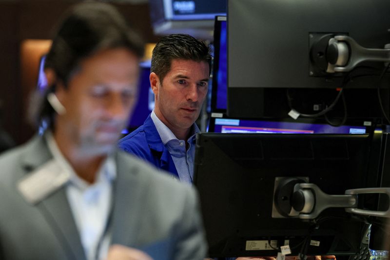&copy; Reuters. Traders work on the floor of the New York Stock Exchange (NYSE) in New York City, U.S., September 28, 2023.  REUTERS/Brendan McDermid