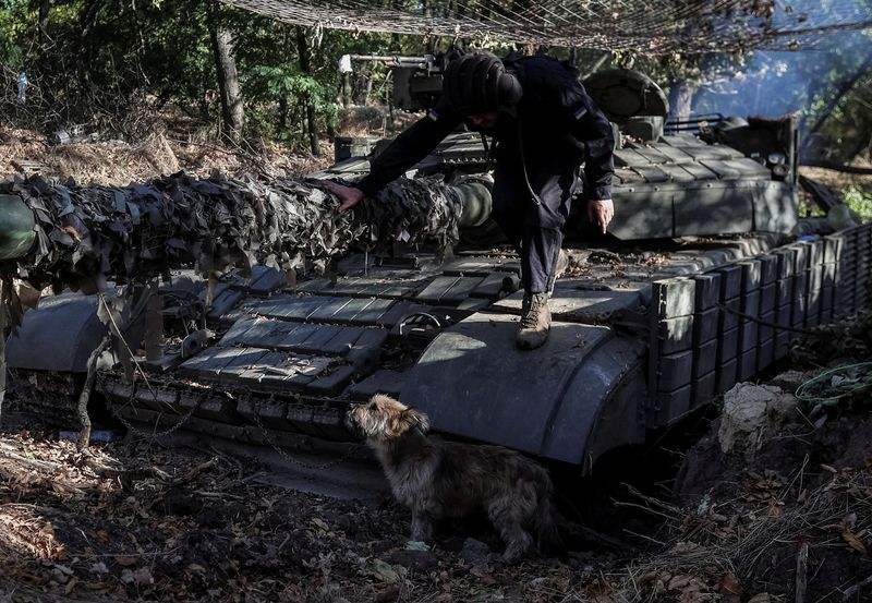 &copy; Reuters. FILE PHOTO: A Ukrainian serviceman steps on a tank, amid Russia's attack on Ukraine, in Donetsk region, Ukraine September 28, 2023. REUTERS/Oleksandr Ratushniak/File Photo