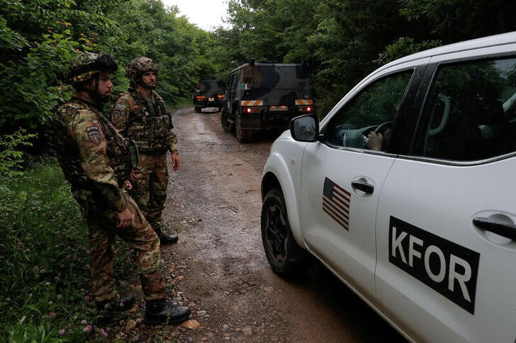 &copy; Reuters. Imagen de archivo de fuerzas italianas de la Fuerza de la OTAN en Kosovo (KFOR) en un control cercano a la localidad de Bare, Kosovo. 14 junio 2023. REUTERS/Valdrin Xhemaj. NO REVENTA NI ARCHIVO,