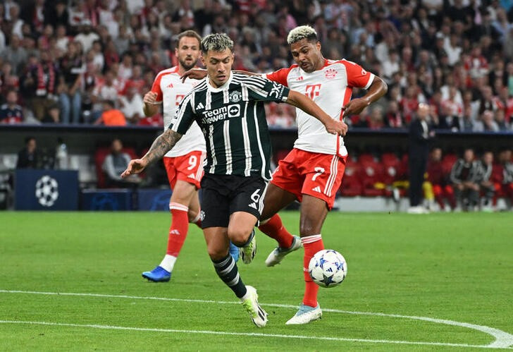 &copy; Reuters. Imagen de archivo del defensa argentino del Manchester United Lisandro Martínez luchando por un balón durante el partido por el Grupo A de la Liga de Campeones contra el Bayern de Múnich en el Allianz Arena, Múnich, Alemania. 20 septiembre 2023. REUTE