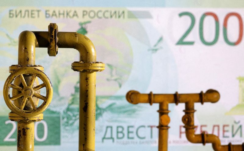 &copy; Reuters. FOTO DE ARCHIVO: Ilustración de una maqueta de gasoducto de gas natural y billete de rublo ruso. 18 de julio de 2022. REUTERS/Dado Ruvic/Illustration