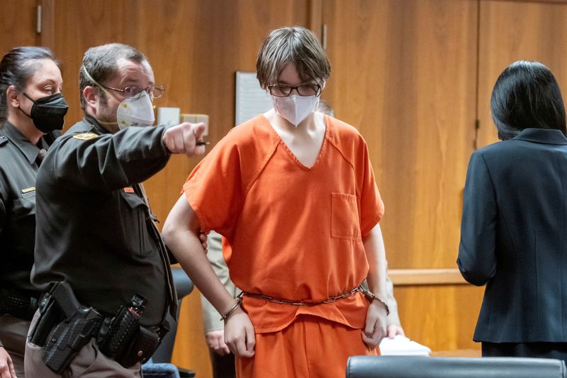 &copy; Reuters. FILE PHOTO: Ethan Crumbley, 15, who is charged with the fatal shooting of four fellow students and the wounding of seven others, including a teacher at Oxford high school on November 30, 2021, is led away from the courtroom after a placement hearing at Oa