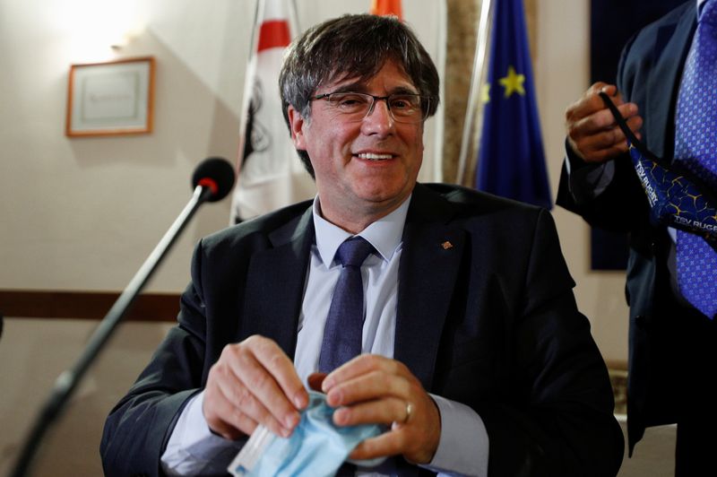 &copy; Reuters. FOTO DE ARCHIVO: El líder independentista catalán Carles Puigdemont sonríe mientras asiste a una rueda de prensa en Alghero, Italia. 4 de octubre de 2021. REUTERS/Guglielmo Mangiapane