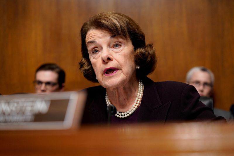 © Reuters. FILE PHOTO: Sen. Dianne Feinstein (D-CA) asks a question as U.S. Attorney General William Barr testifies before a Senate Judiciary Committee hearing entitled 