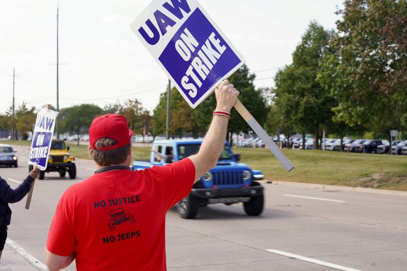 &copy; Reuters. Striking United Auto Workers (UAW) union workers picket outside the Ford Michigan Assembly Plant in Wayne, Michigan, U.S., September 23, 2023. REUTERS/Dieu-Nalio Chery