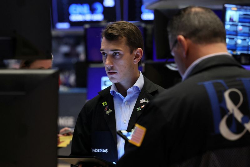 &copy; Reuters. Traders work on the floor of the New York Stock Exchange (NYSE) in New York City, U.S., September 26, 2023.  REUTERS/Brendan McDermid