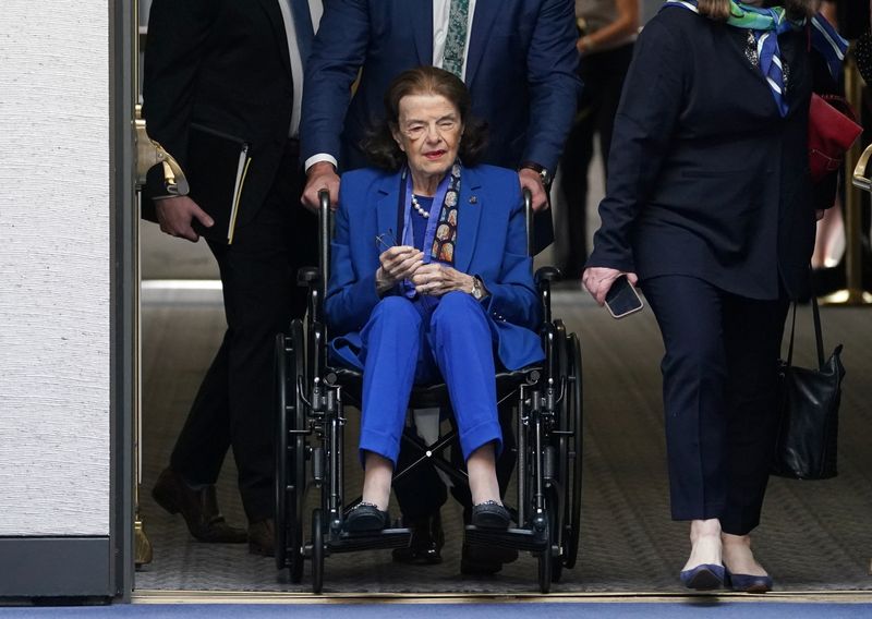 &copy; Reuters. FOTO DE ARCHIVO-La senadora estadounidense Dianne Feinstein es llevada a una reunión ejecutiva del Comité Judicial del Senado para votar sobre la legislación y las nominaciones pendientes ante el comité, en el Capitolio en Washington, Estados Unidos. 