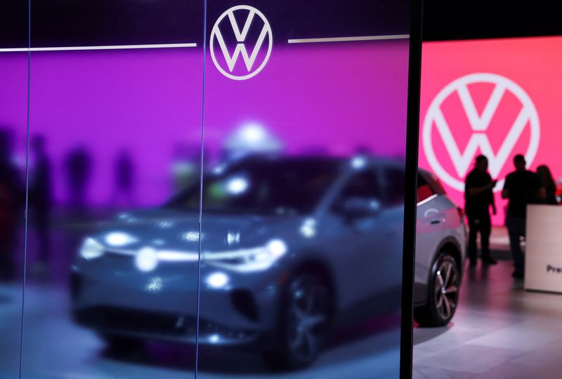 &copy; Reuters. FOTO ARCHIVO: Un logotipo de Volkswagen se ve durante el día de prensa en el Salón del Automóvil de Los Ángeles en Los Ángeles, California, Estados Unidos. 17 de noviembre, 2022. REUTERS/Mike Blake/Archivo